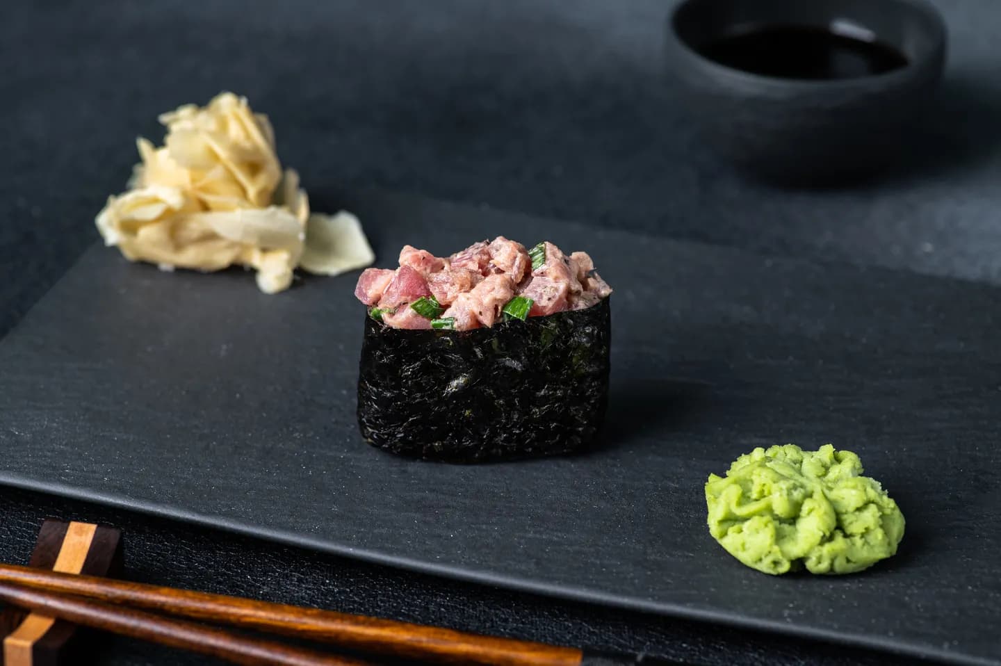Picante atún gunkan con trufa